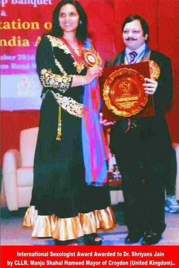 international-sexologist-award-to-dr-shriyans-jain-by-manju-shahul-mayor-of-croydon