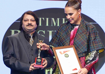 Dr-Shriyans-Jain-getting-Times-Business-Award-from-Neha-Dhupia