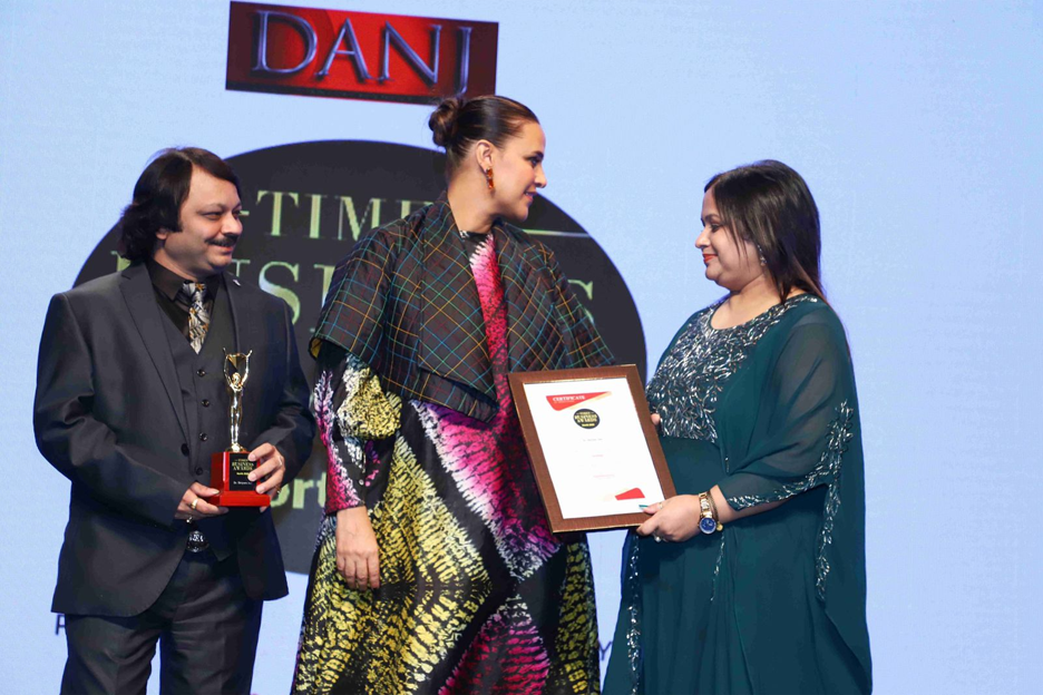 dr-shriyans-jain-getting-times-business-award-from-neha-dhupia